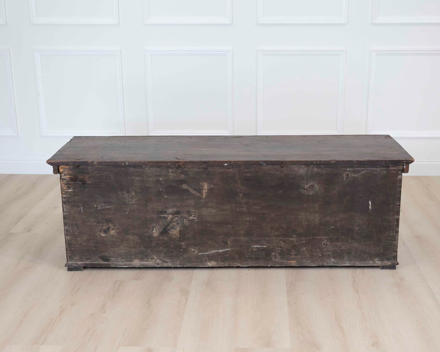 Very good 18th century Italian carved pine coffer with good colour. 1760. - JAA