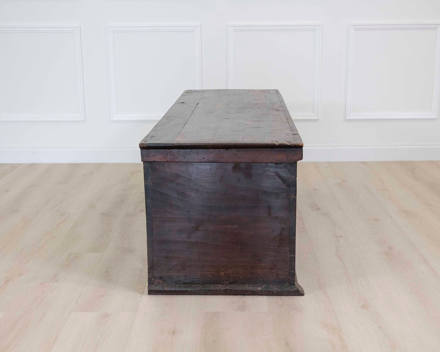 Very good 18th century Italian carved pine coffer with good colour. 1760. - JAA