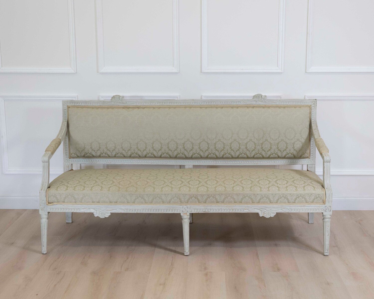 19th century Swedish carved and upholstered pine bench in worn, old grey paint. 1840. - JAA