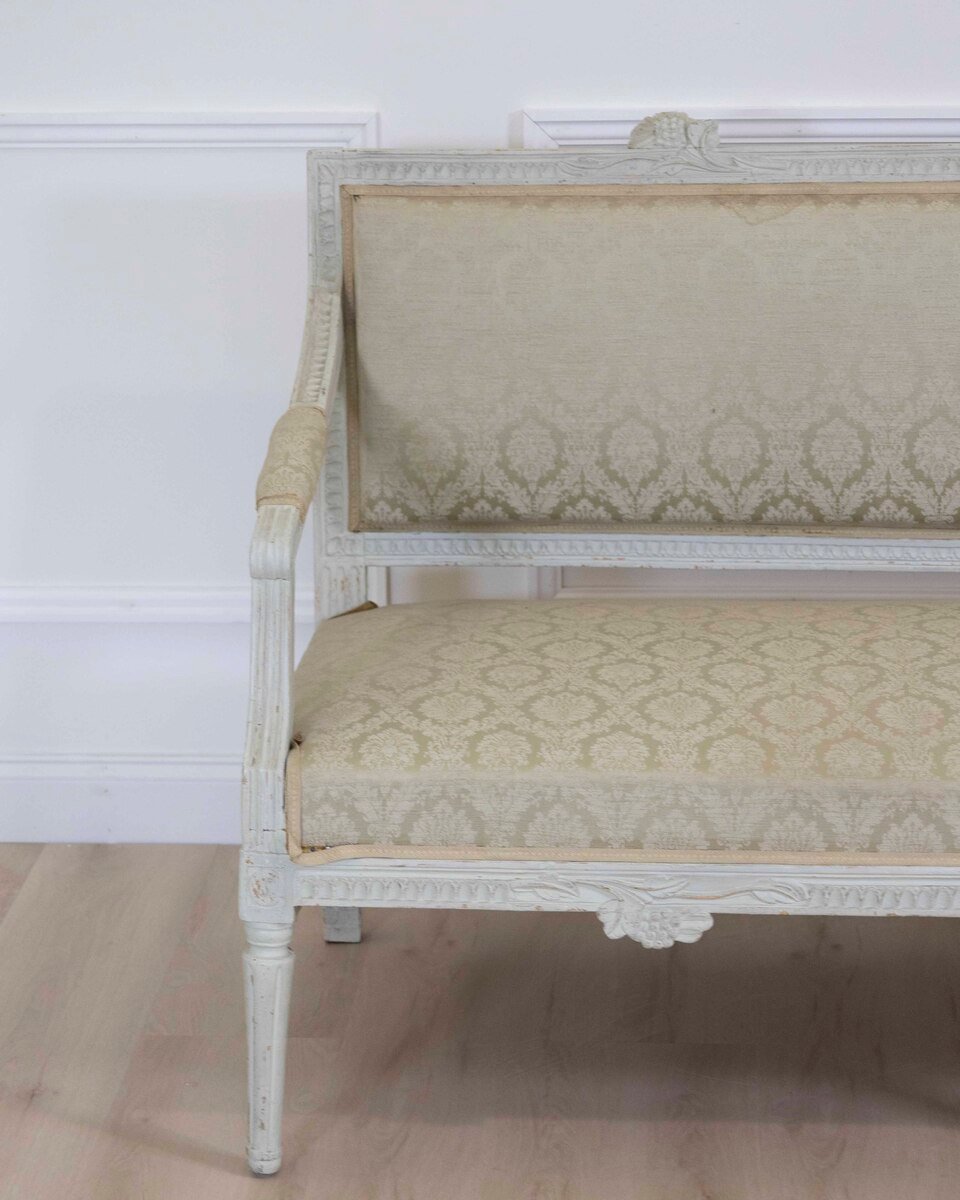 19th century Swedish carved and upholstered pine bench in worn, old grey paint. 1840. - JAA