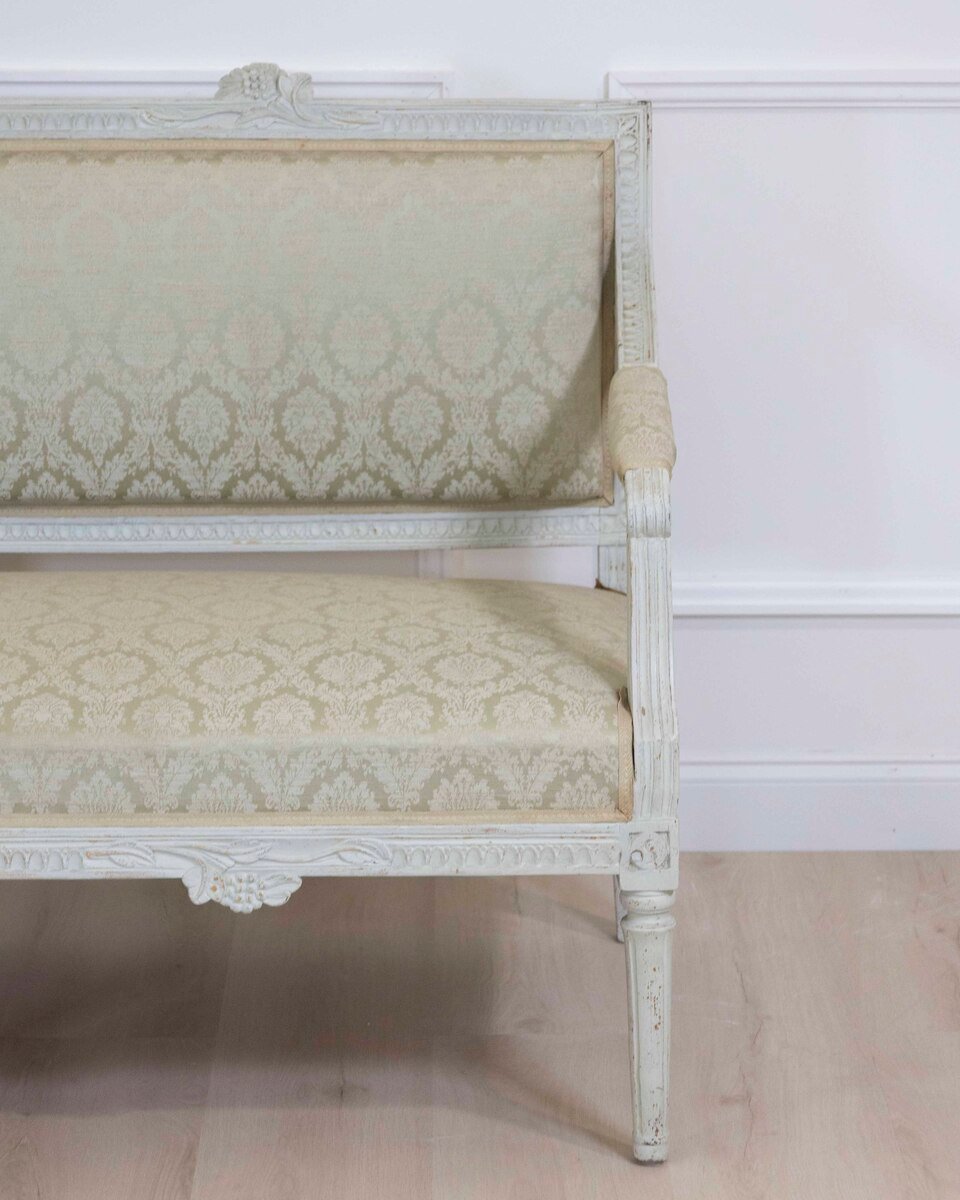 19th century Swedish carved and upholstered pine bench in worn, old grey paint. 1840. - JAA