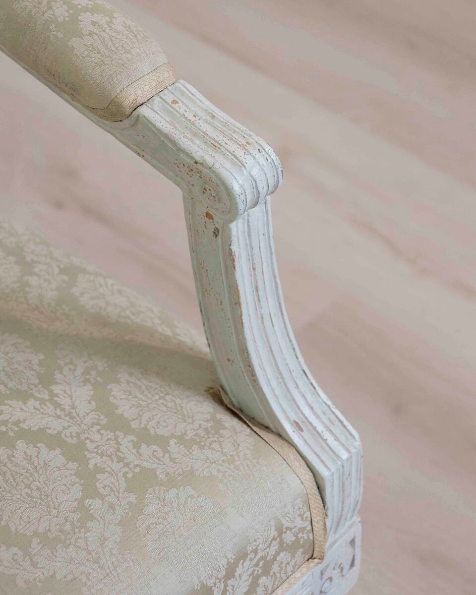 19th century Swedish carved and upholstered pine bench in worn, old grey paint. 1840. - JAA