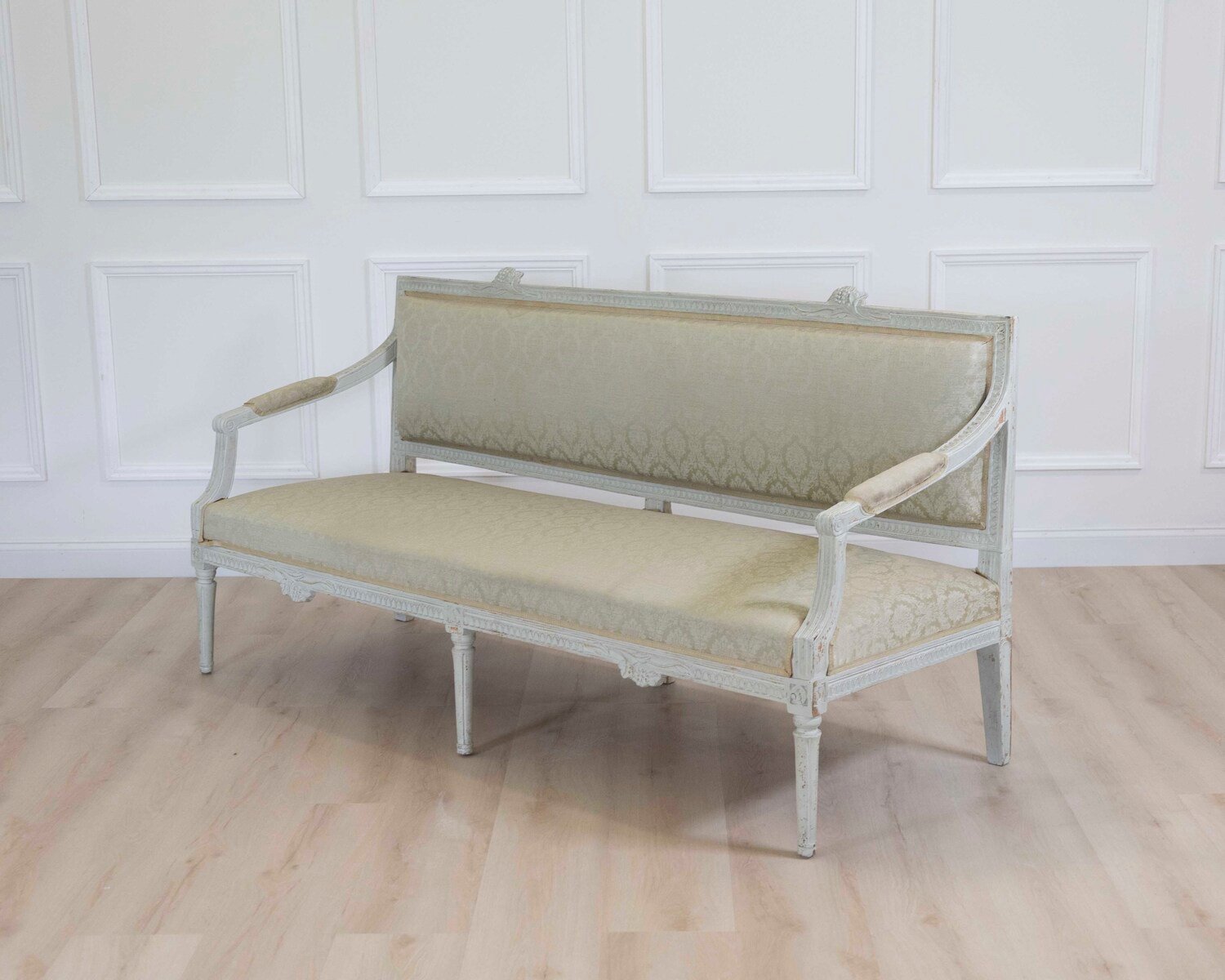 19th century Swedish carved and upholstered pine bench in worn, old grey paint. 1840. - JAA