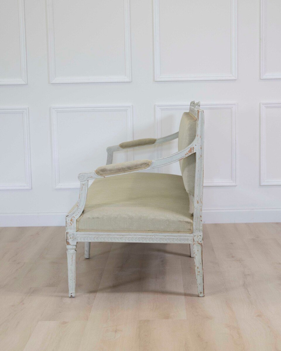 19th century Swedish carved and upholstered pine bench in worn, old grey paint. 1840. - JAA