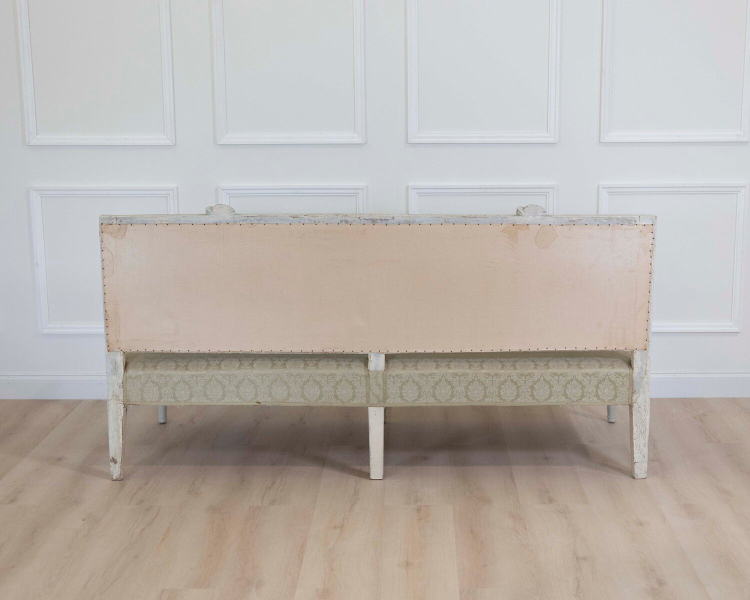 19th century Swedish carved and upholstered pine bench in worn, old grey paint. 1840. - JAA