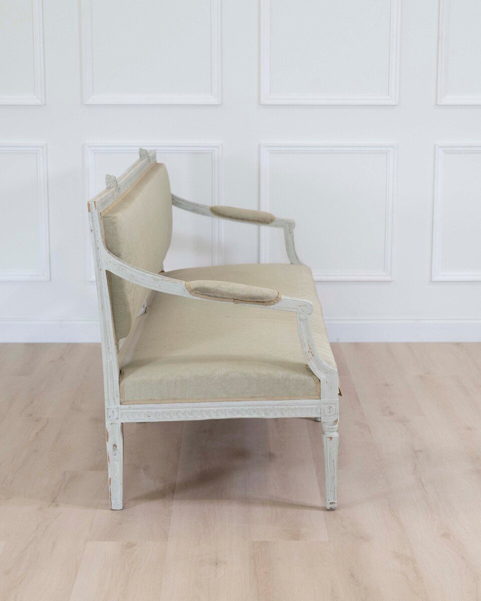 19th century Swedish carved and upholstered pine bench in worn, old grey paint. 1840. - JAA