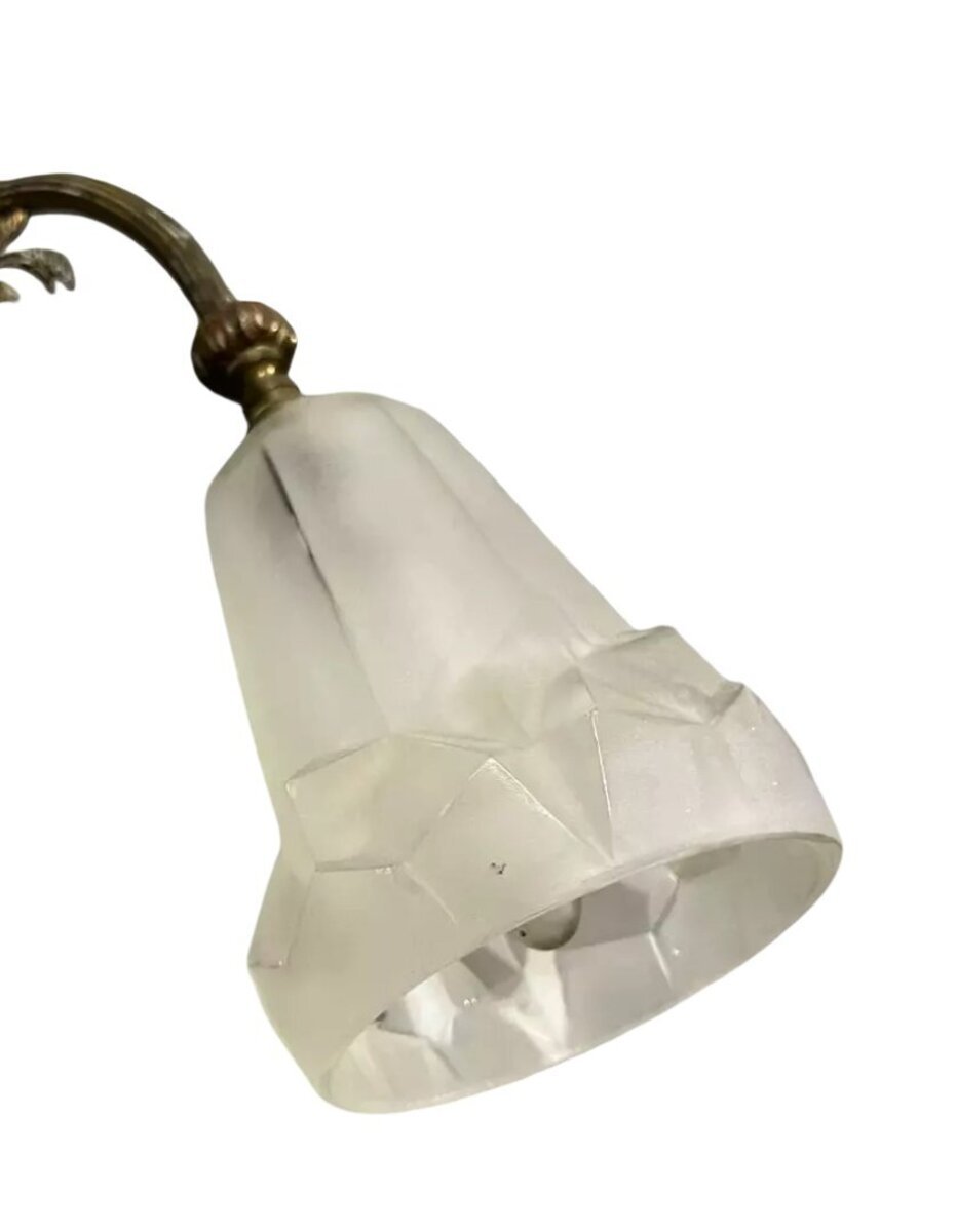 Large 1880s period desk lamp in gilded bronze with opalescent pressed glass tulip signed on the tulip - JAA