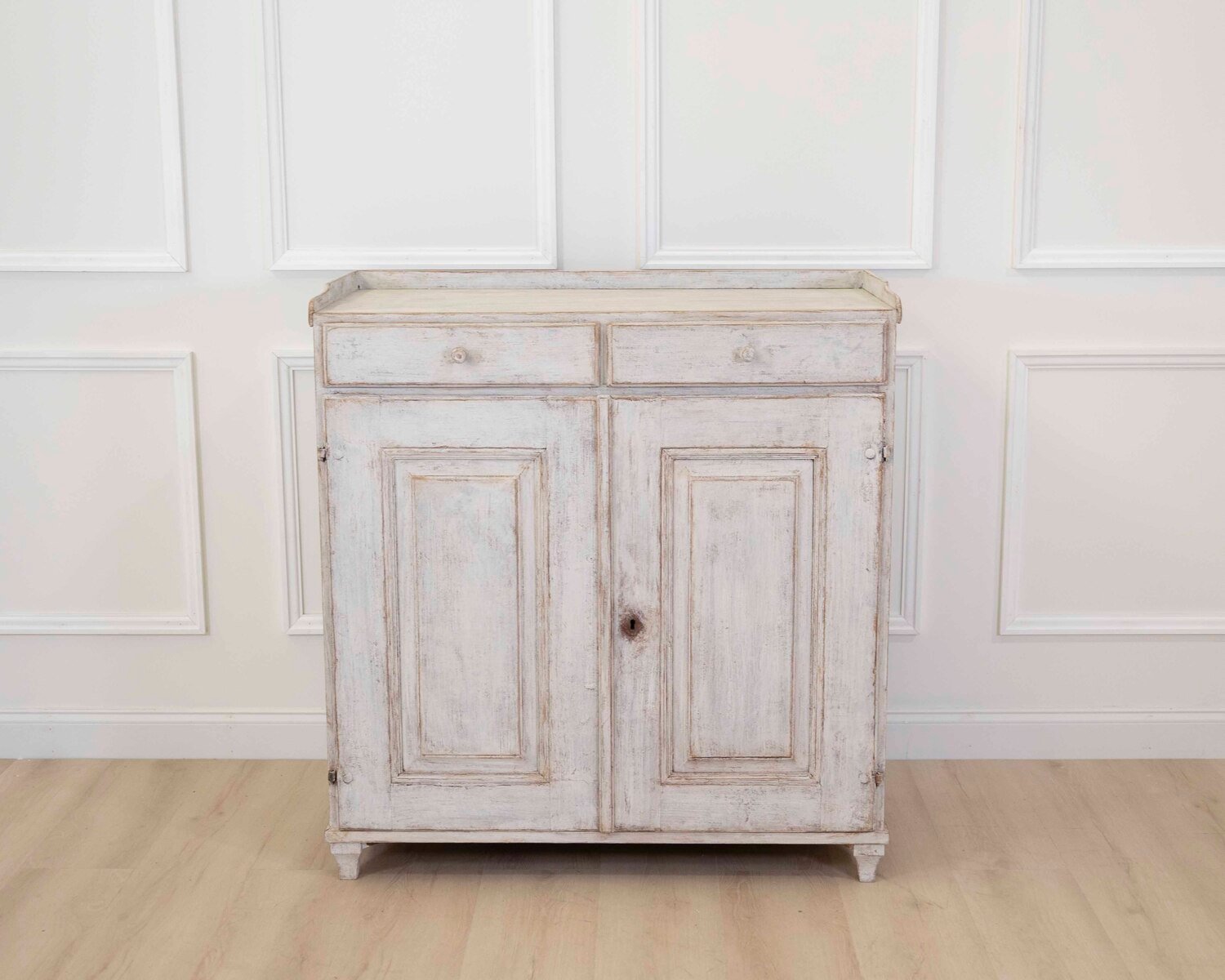 Gustavian sideboard, circa 1800, from Sweden. - JAA