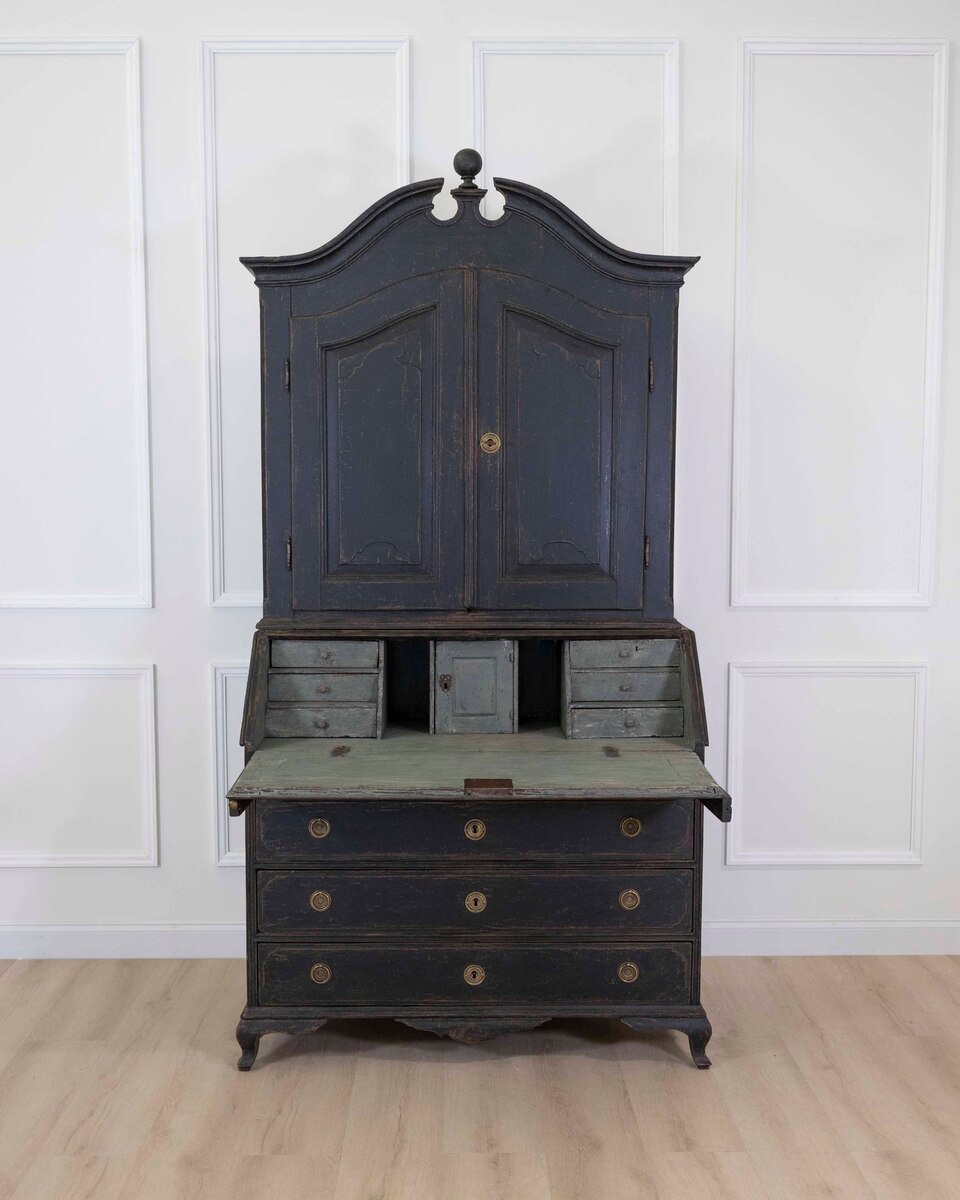 Stunning black Scandianvian bureau with very fine carvings, circa 1790 - JAA