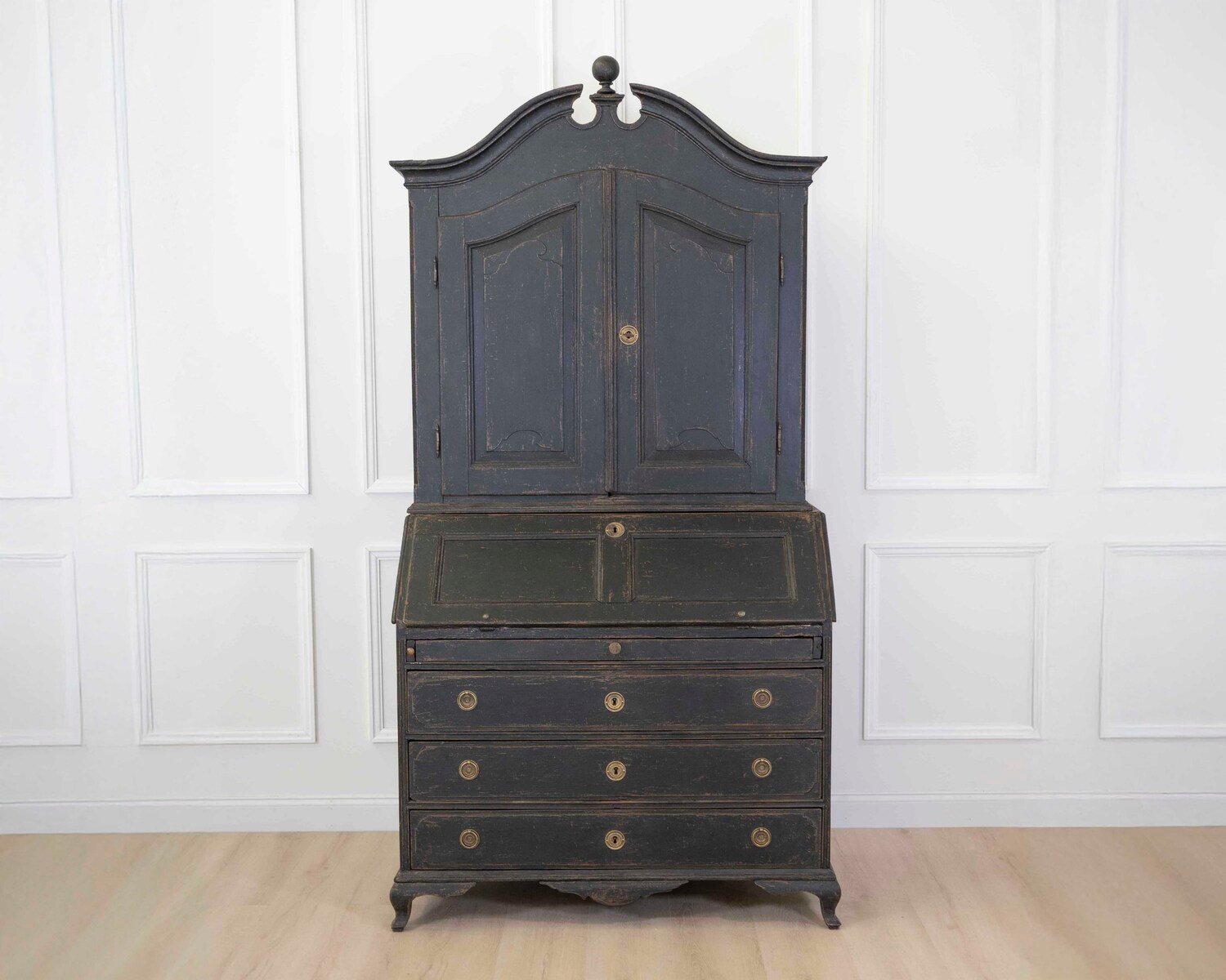 Stunning black Scandianvian bureau with very fine carvings, circa 1790 - JAA
