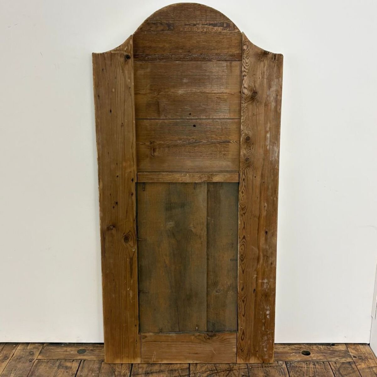 Superb small Louis XVI period trumeau mirror in carved wood decorated with warrior attributes, originally painted. - JAA