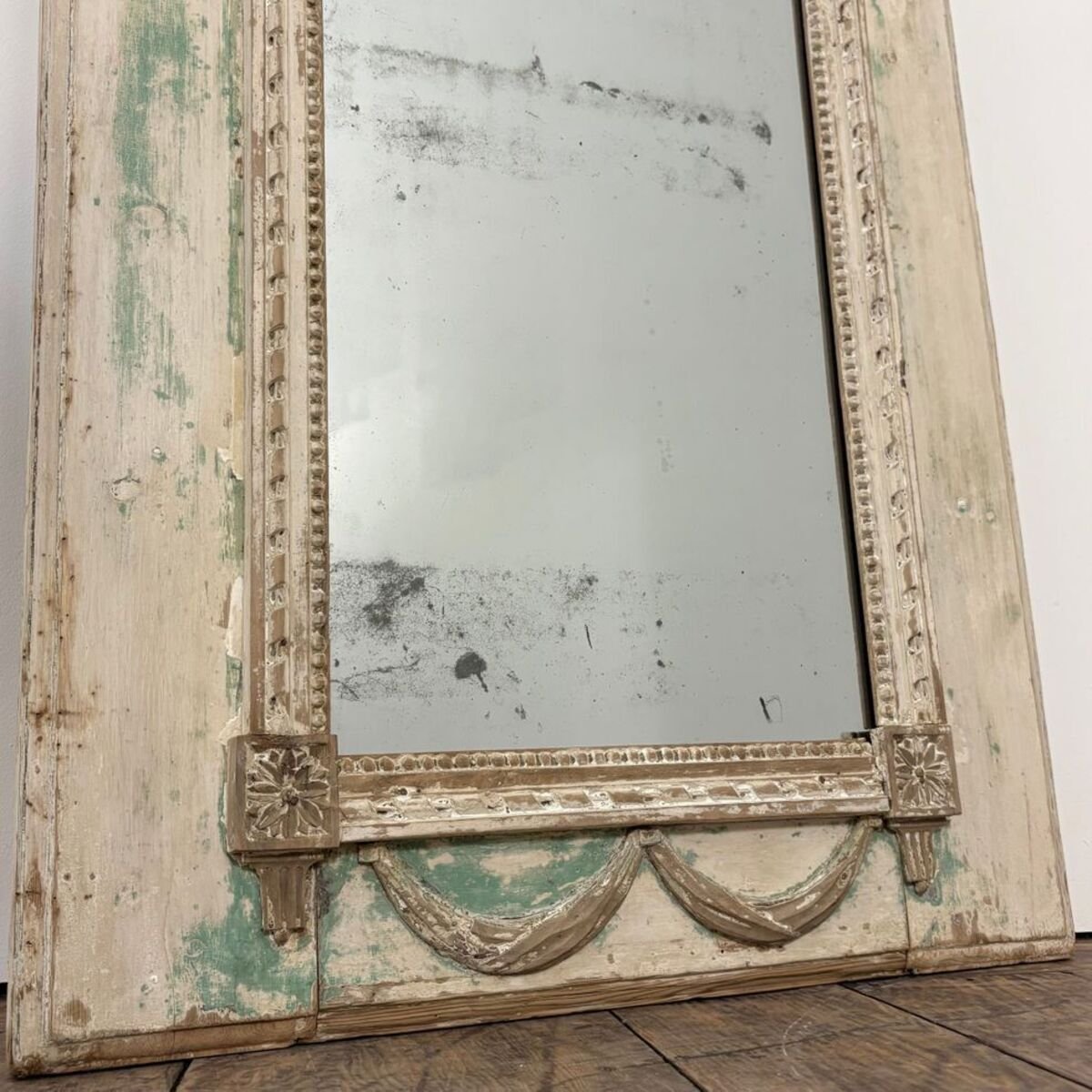Superb small Louis XVI period trumeau mirror in carved wood decorated with warrior attributes, originally painted. - JAA