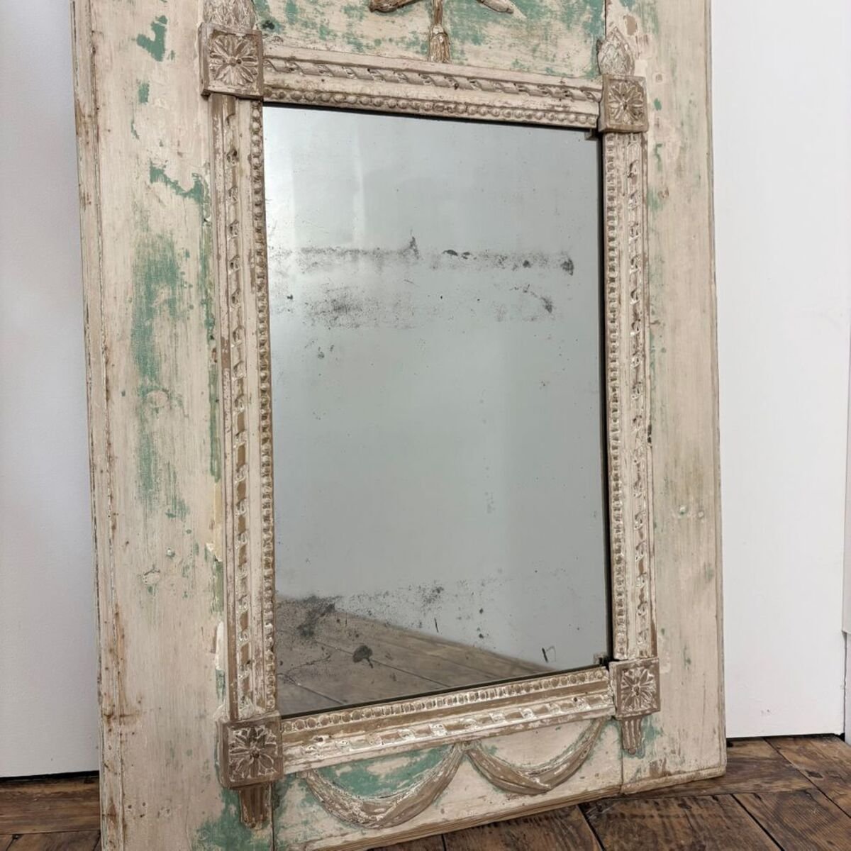 Superb small Louis XVI period trumeau mirror in carved wood decorated with warrior attributes, originally painted. - JAA