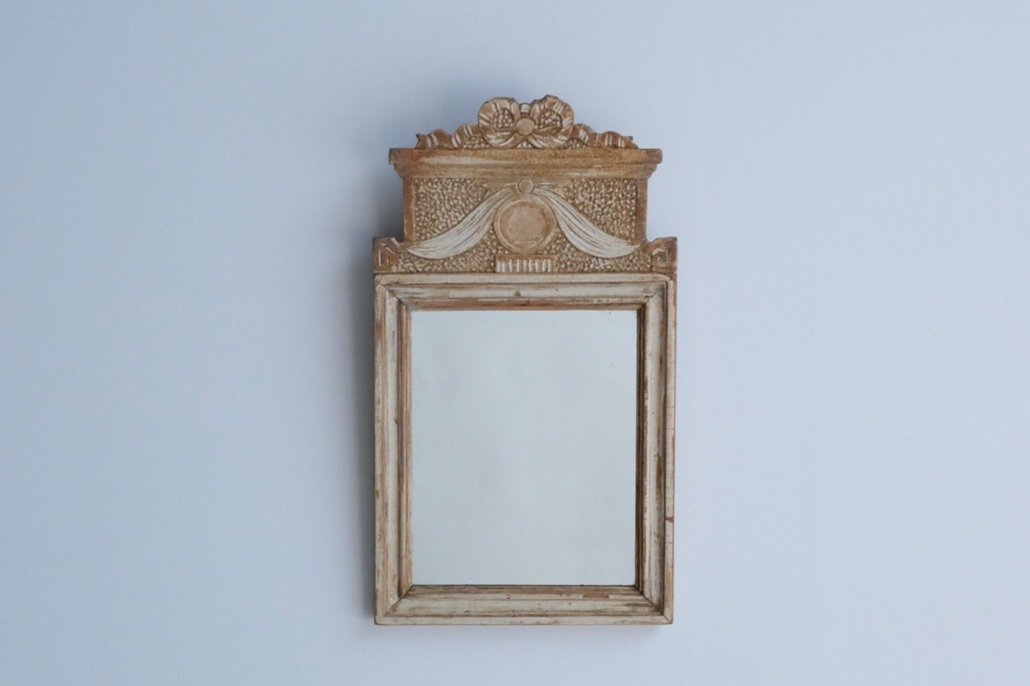 A small period Gustavian mirror in original surface. Circa 1780 - JAA