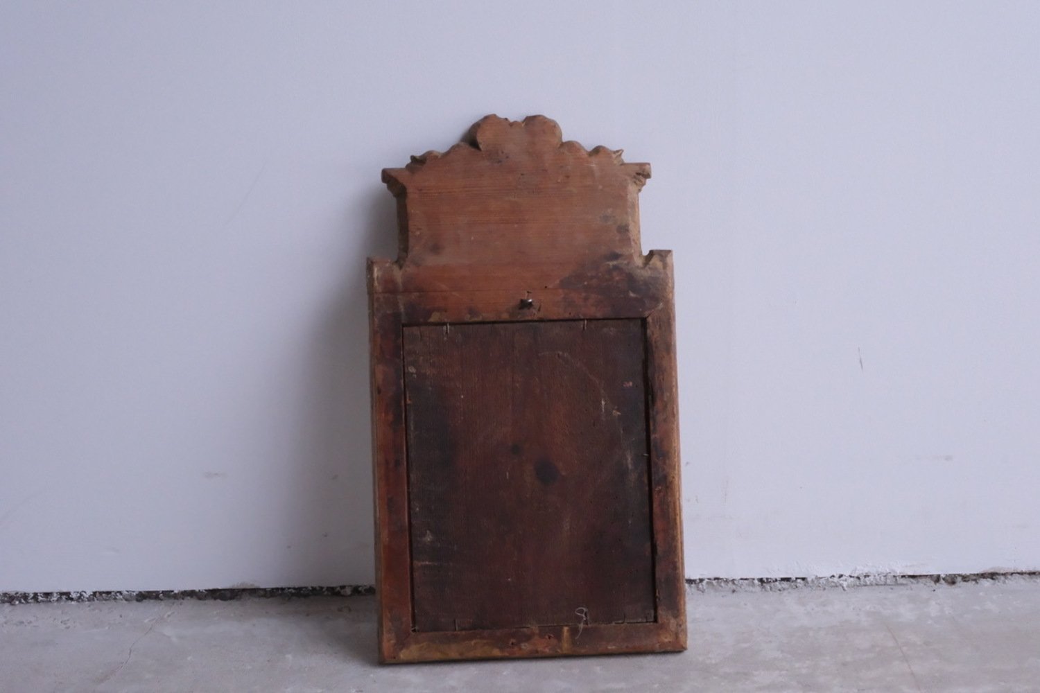 A small period Gustavian mirror in original surface. Circa 1780 - JAA