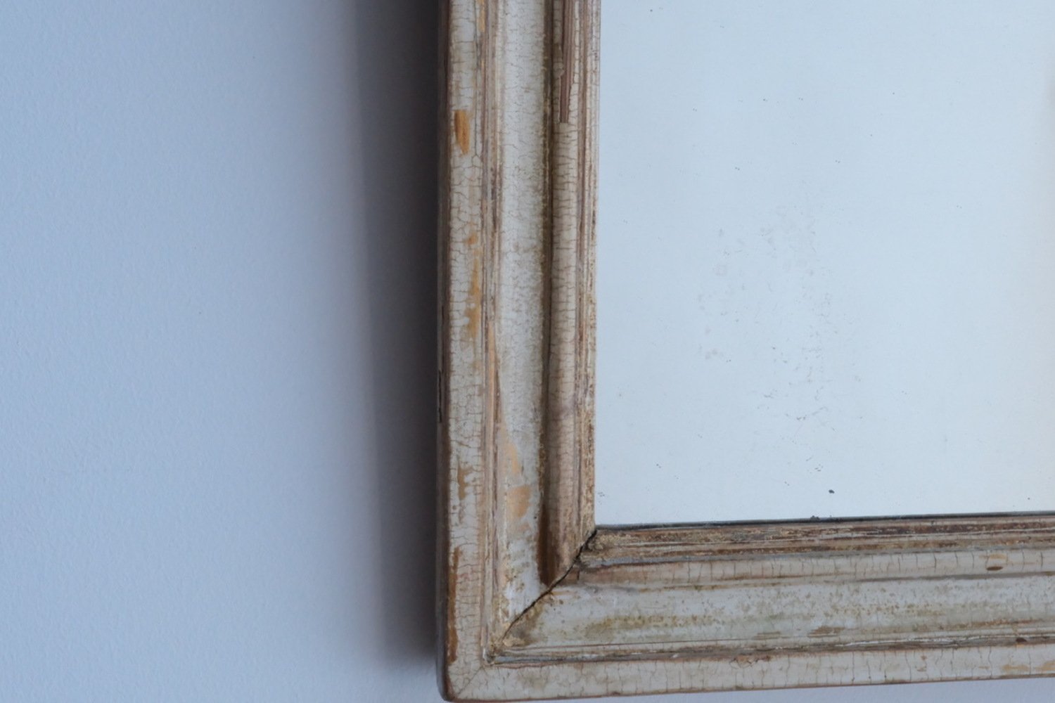 A small period Gustavian mirror in original surface. Circa 1780 - JAA