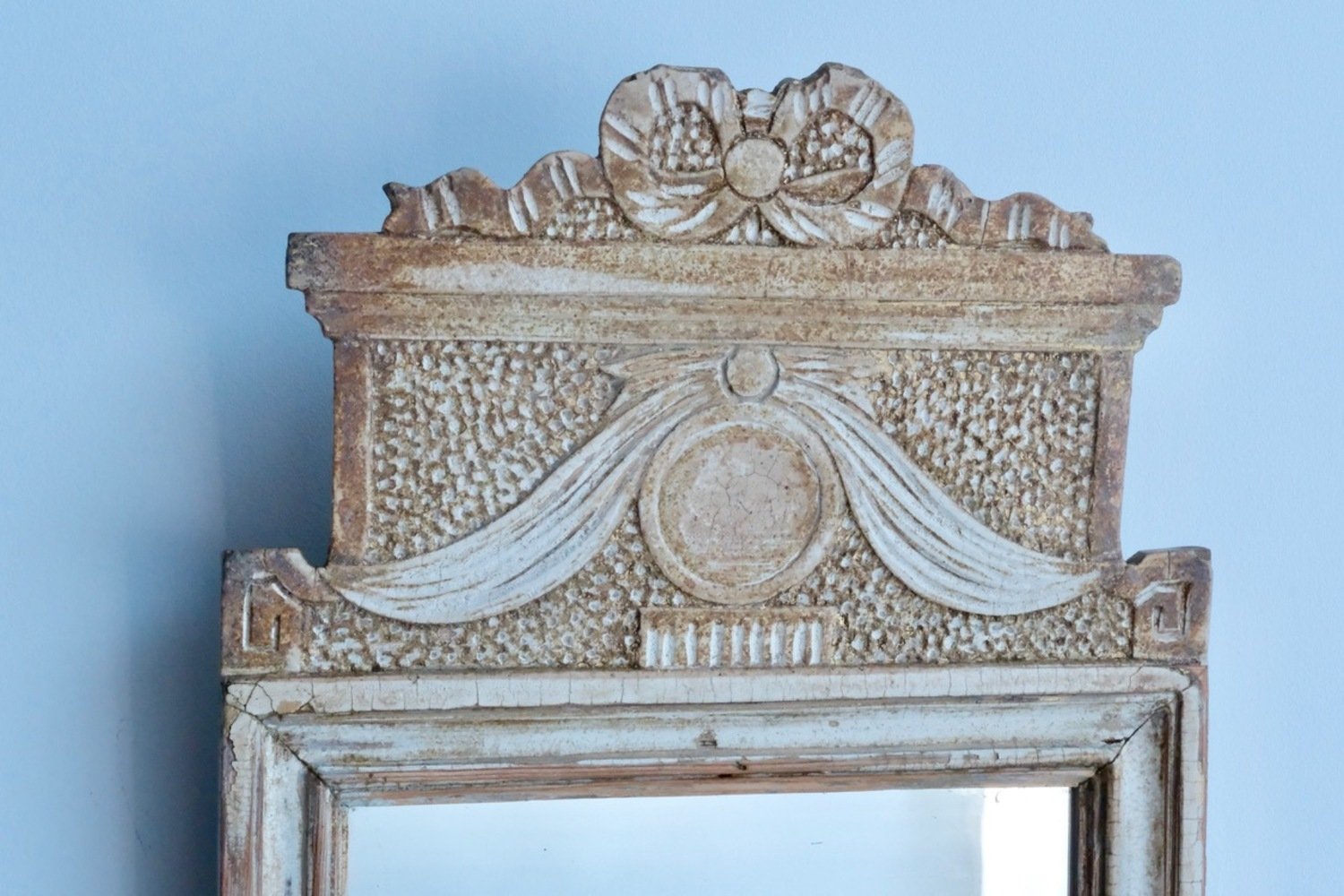 A small period Gustavian mirror in original surface. Circa 1780 - JAA