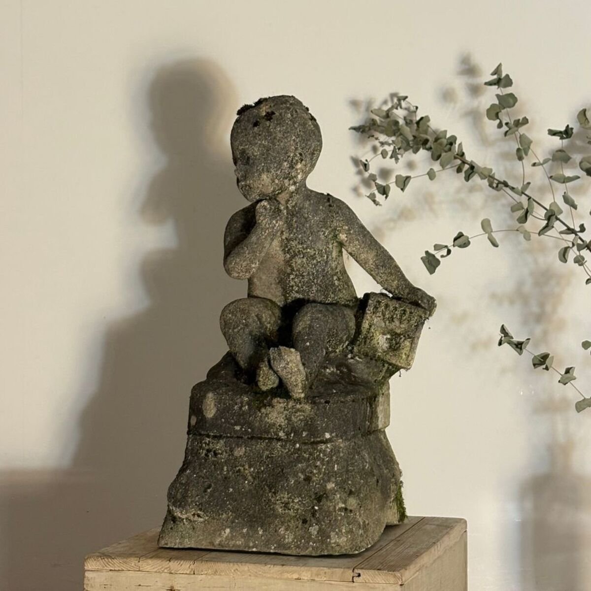 Charming garden statue in reconstituted stone, late 19th/early 20th century. - JAA
