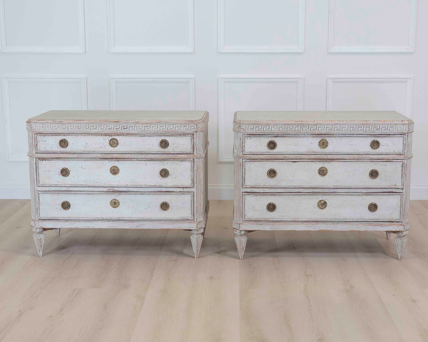 Beautiful pair of richly carved chests of drawers, circa 100 years old. - JAA