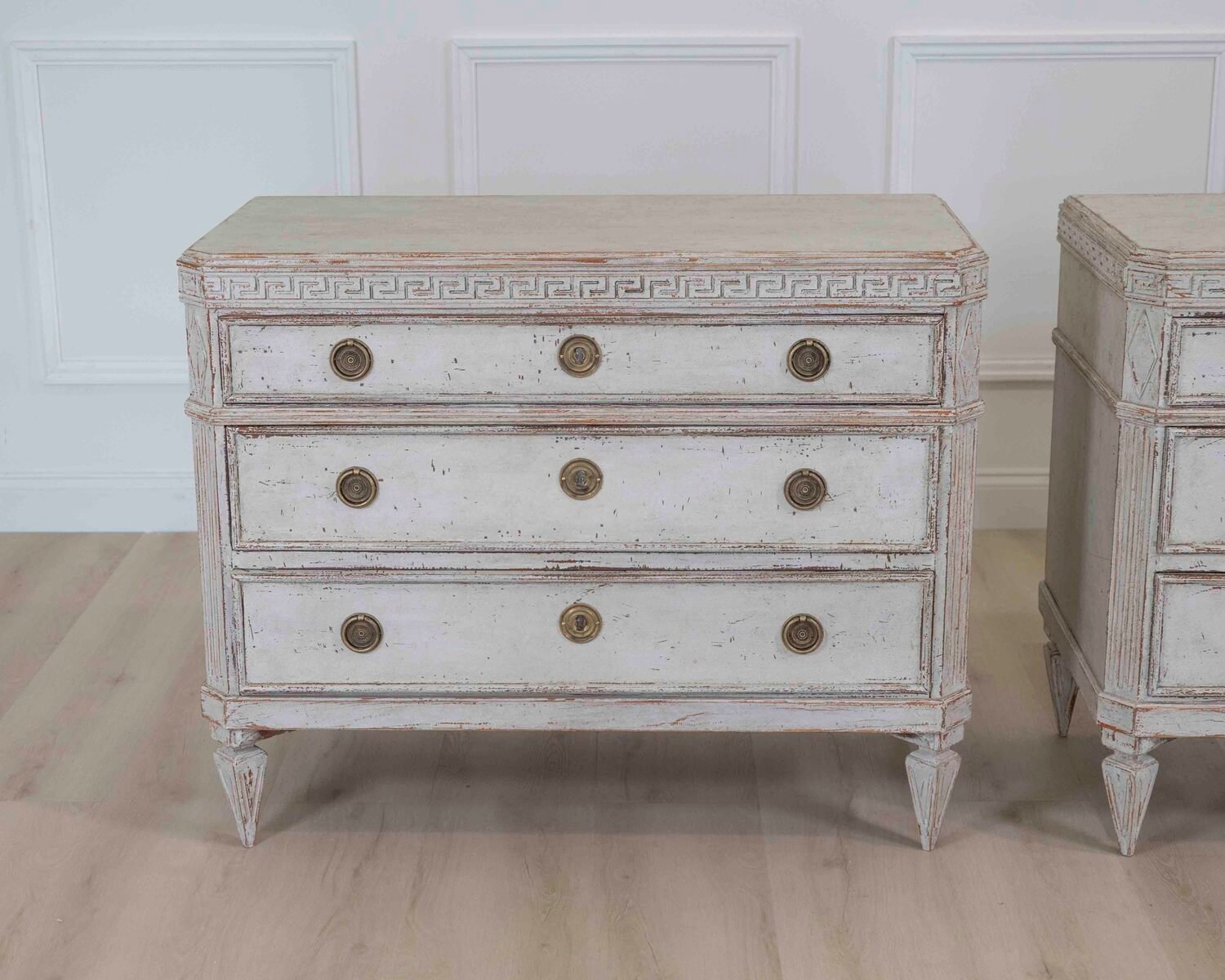 Beautiful pair of richly carved chests of drawers, circa 100 years old. - JAA