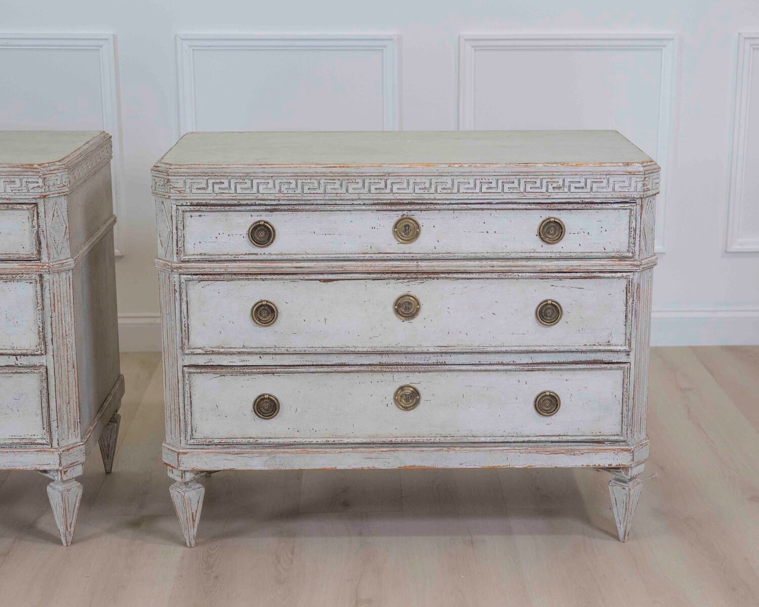 Beautiful pair of richly carved chests of drawers, circa 100 years old. - JAA