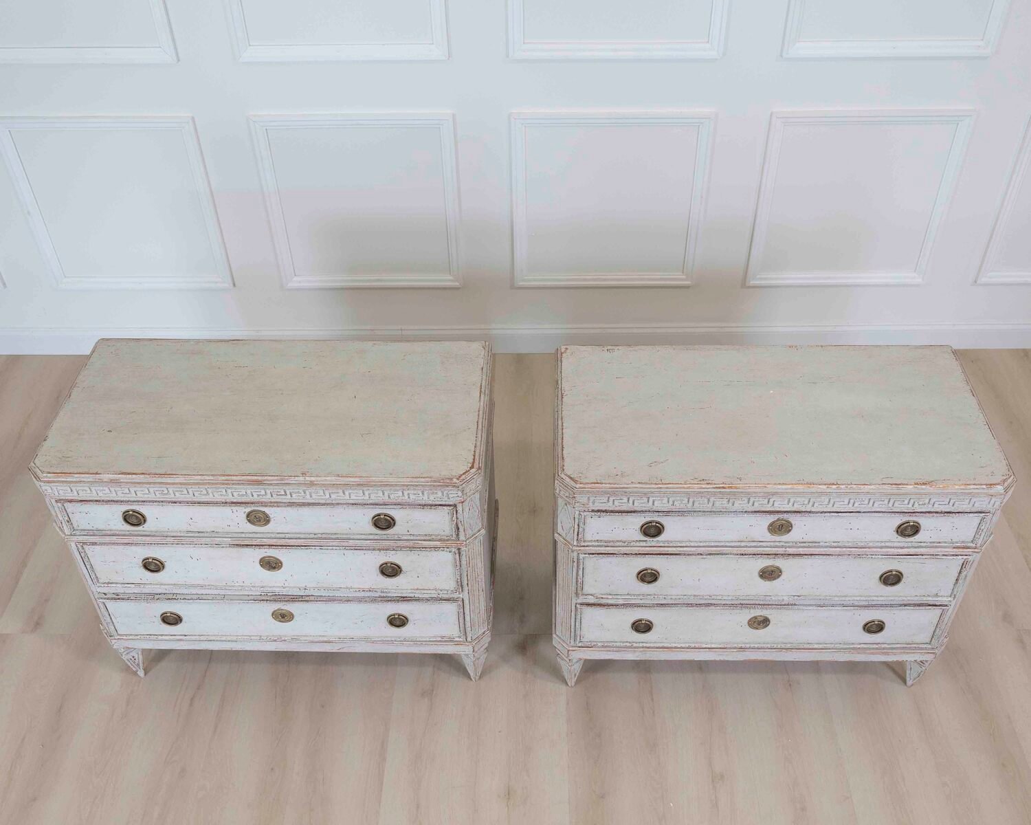 Beautiful pair of richly carved chests of drawers, circa 100 years old. - JAA