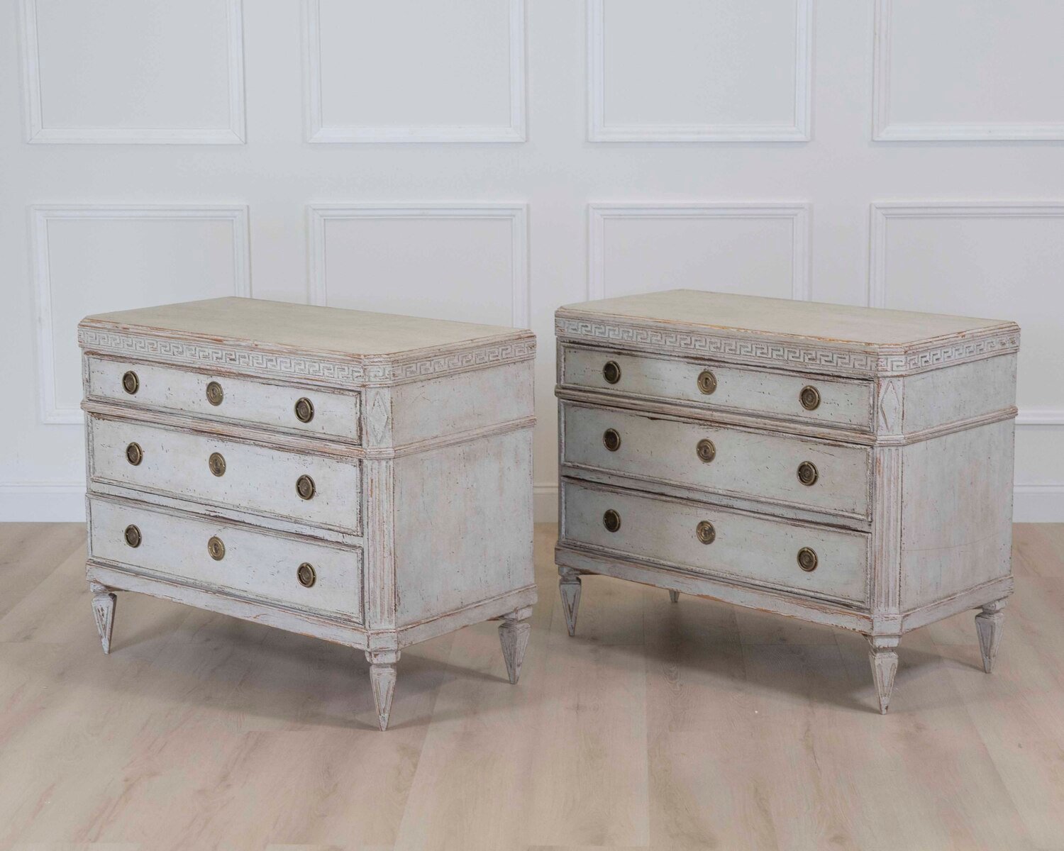 Beautiful pair of richly carved chests of drawers, circa 100 years old. - JAA