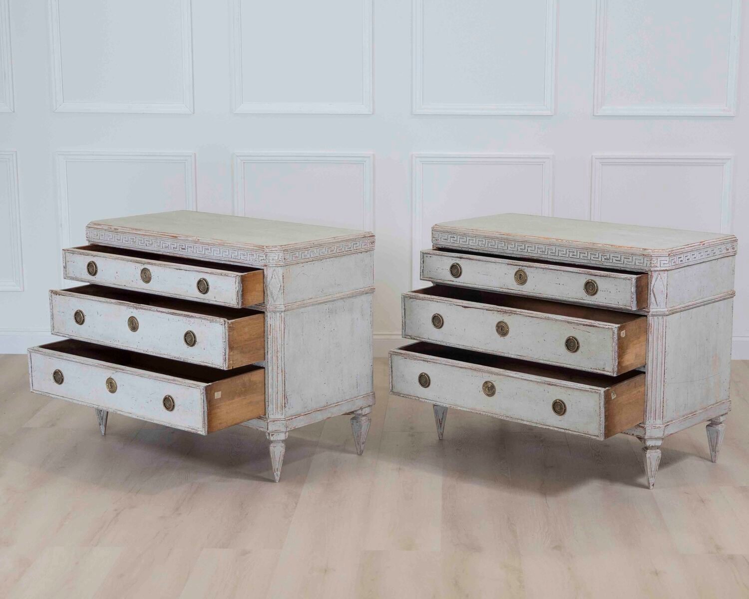 Beautiful pair of richly carved chests of drawers, circa 100 years old. - JAA
