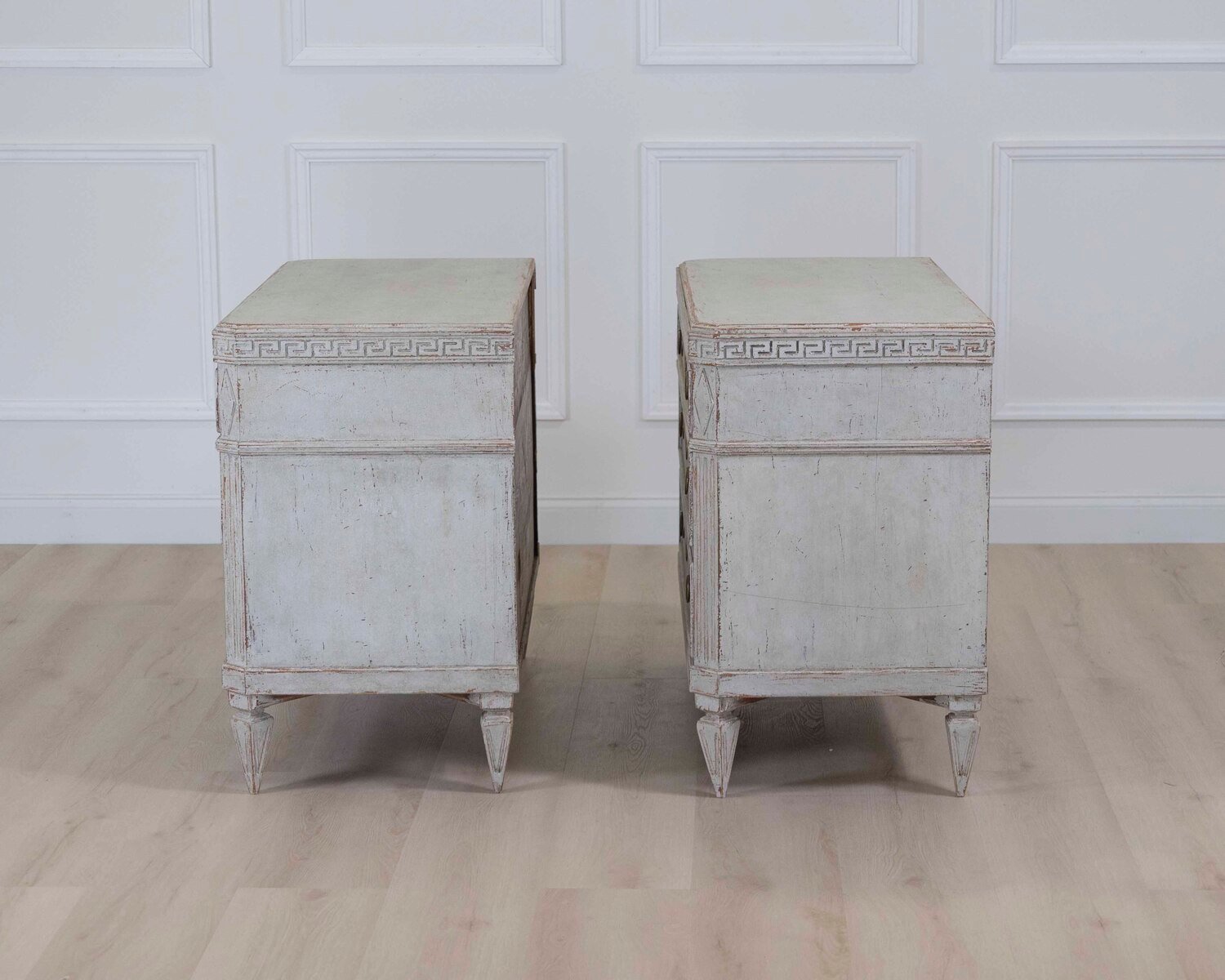 Beautiful pair of richly carved chests of drawers, circa 100 years old. - JAA
