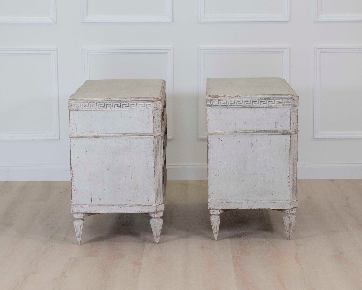 Beautiful pair of richly carved chests of drawers, circa 100 years old. - JAA