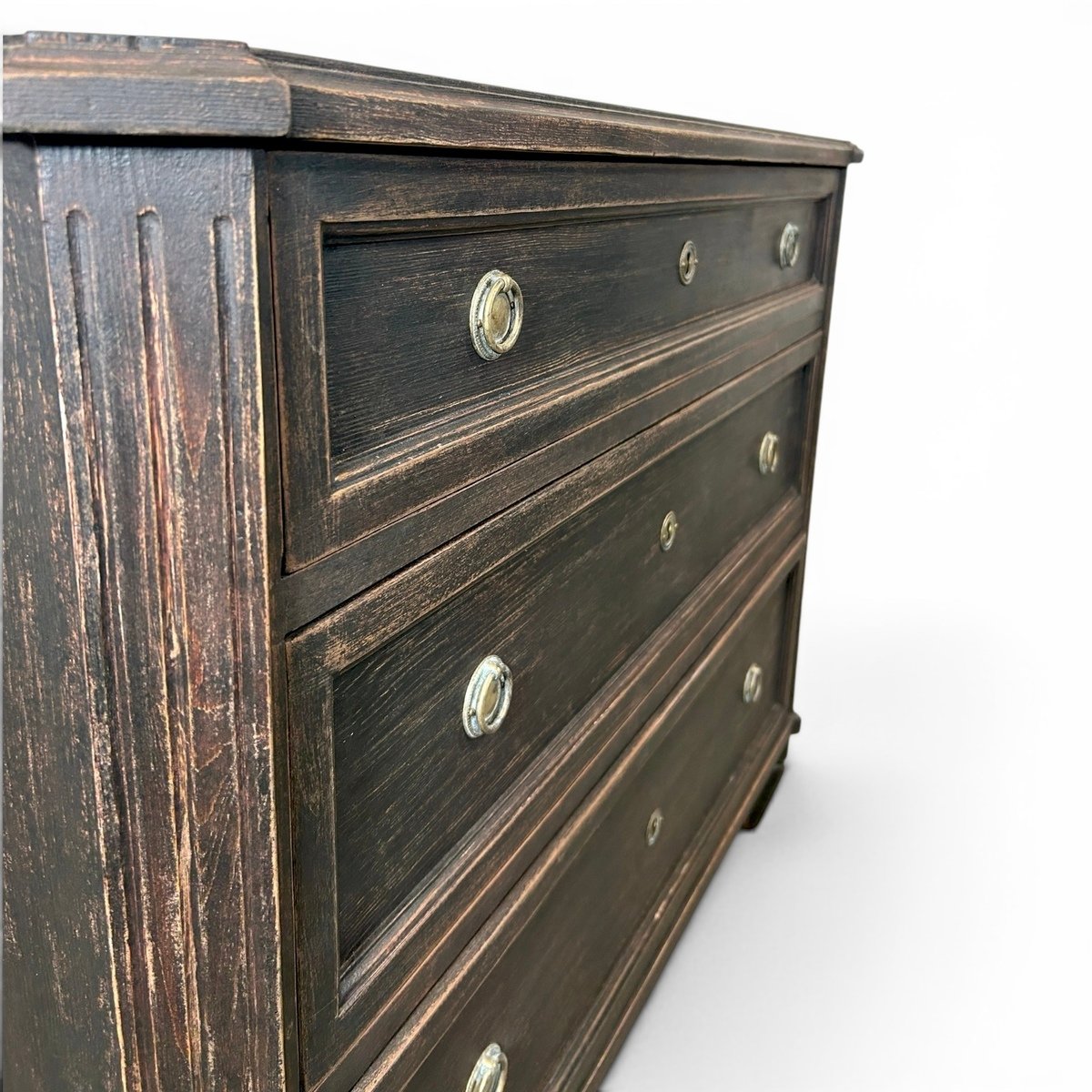 This Swedish chest of drawers - JAA