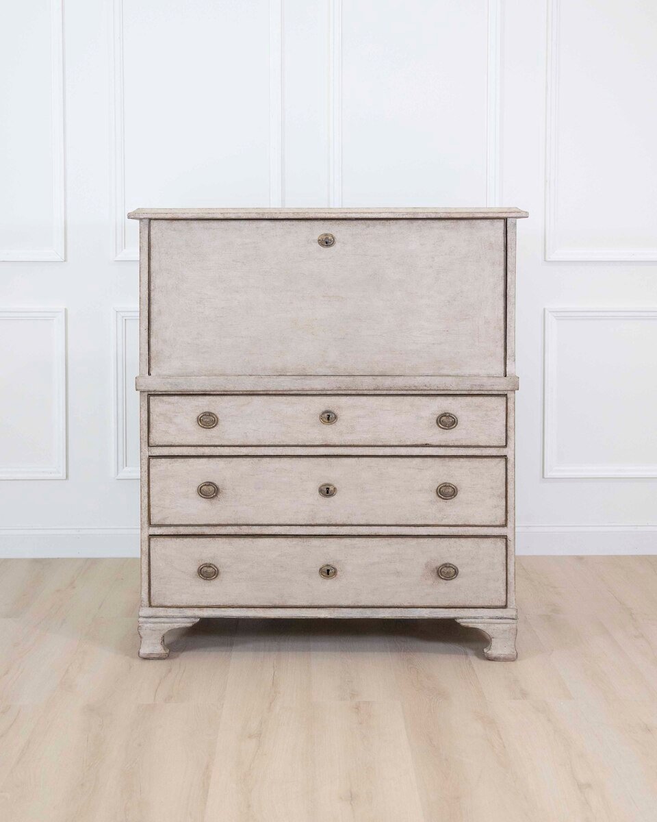 An antique Swedish bureau in antique white. - JAA