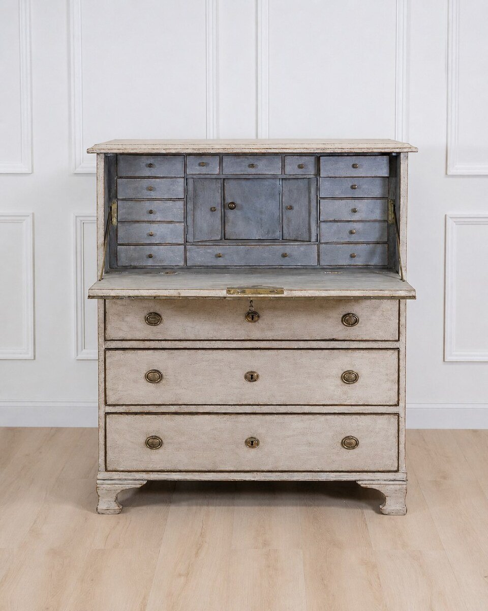 An antique Swedish bureau in antique white. - JAA