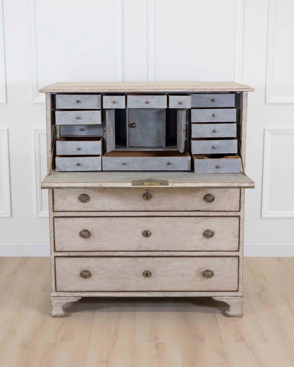 An antique Swedish bureau in antique white. - JAA