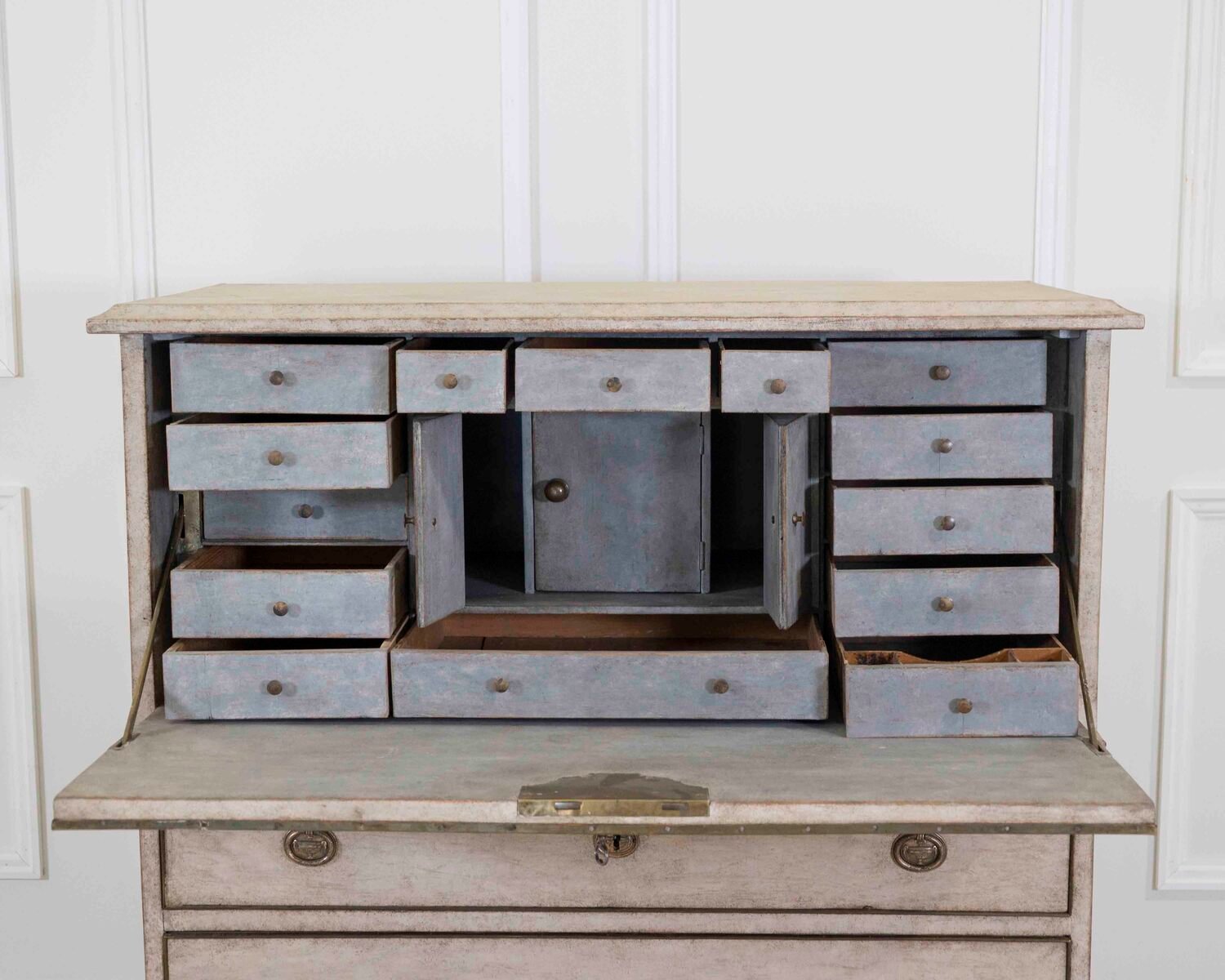 An antique Swedish bureau in antique white. - JAA