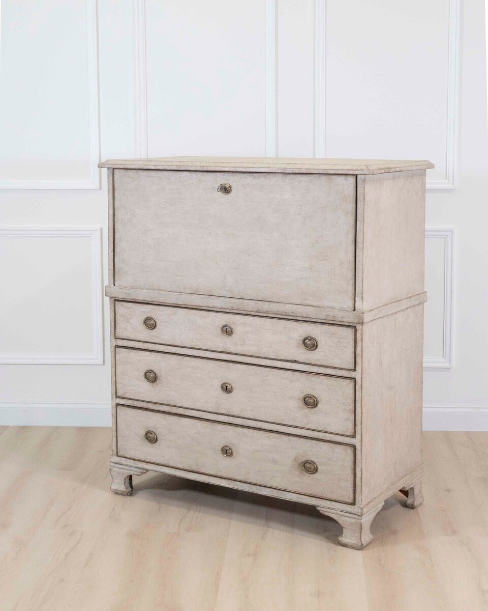 An antique Swedish bureau in antique white. - JAA