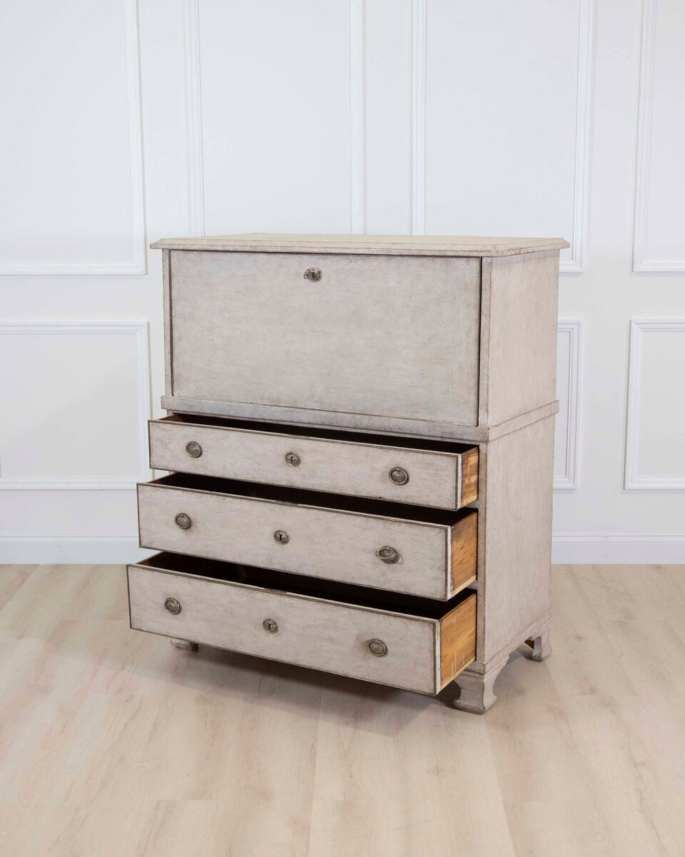 An antique Swedish bureau in antique white. - JAA