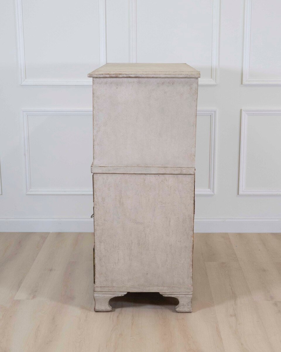 An antique Swedish bureau in antique white. - JAA