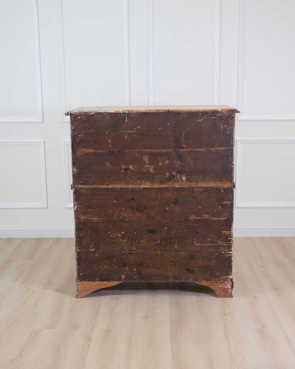 An antique Swedish bureau in antique white. - JAA