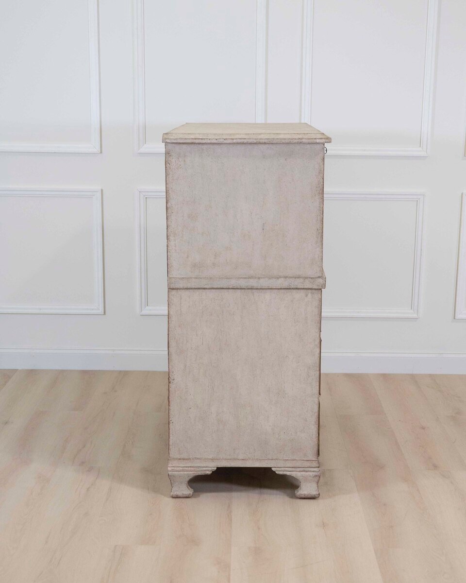 An antique Swedish bureau in antique white. - JAA