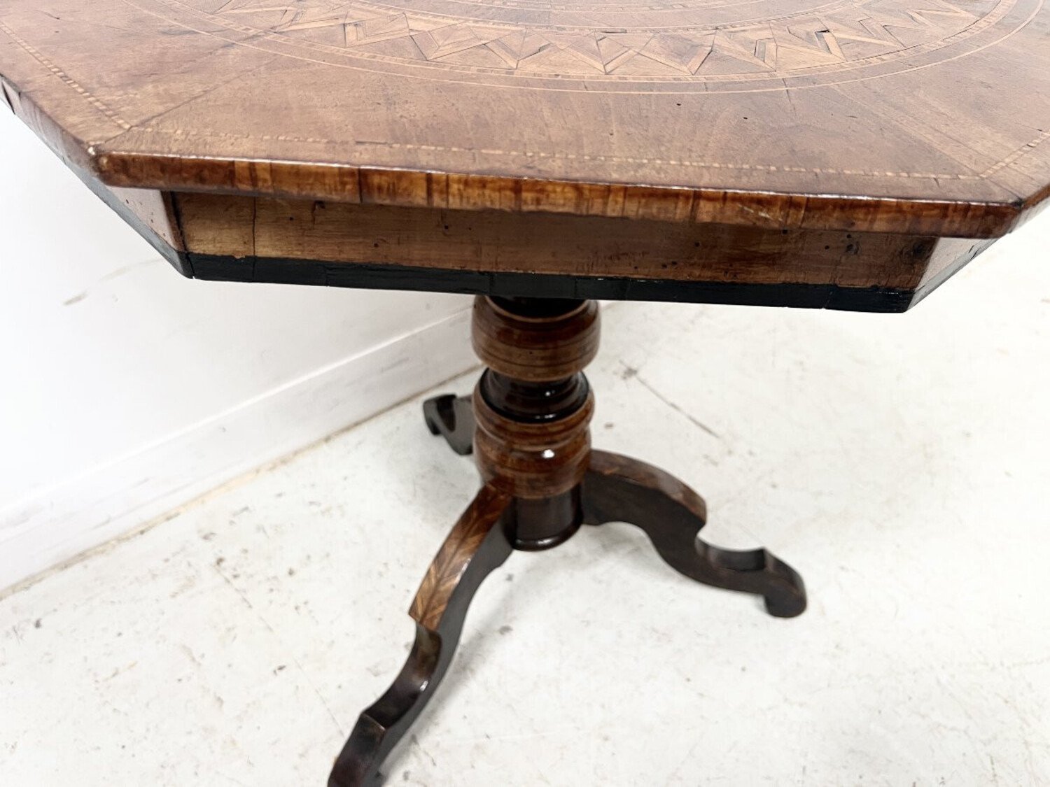 Octagonal Pedestal Table In Marquetry, Italy, 19th Century - JAA