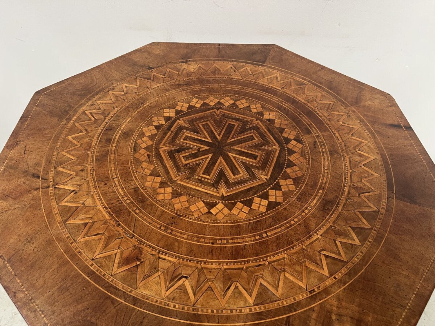 Octagonal Pedestal Table In Marquetry, Italy, 19th Century - JAA