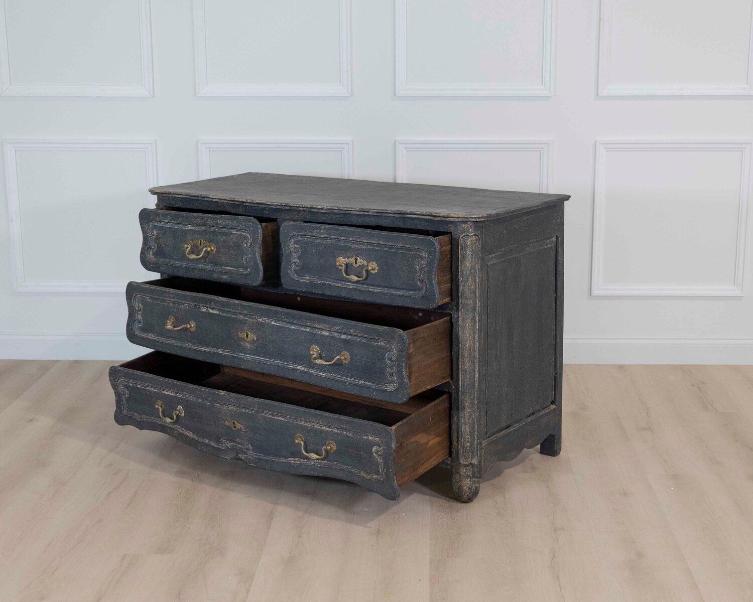 Late 18th century French carved oak commode. 1780. - JAA