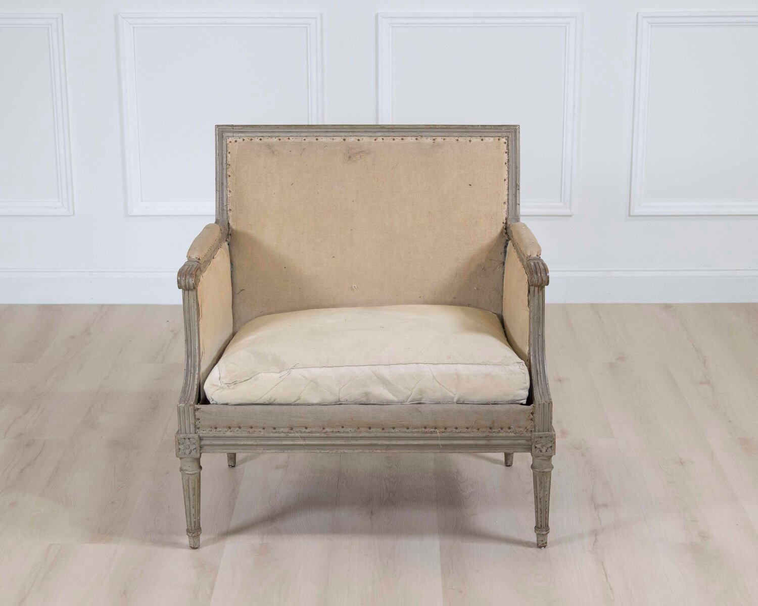 Rare and beautiful Louis XVI style marquise in molded wood, original paint. - JAA