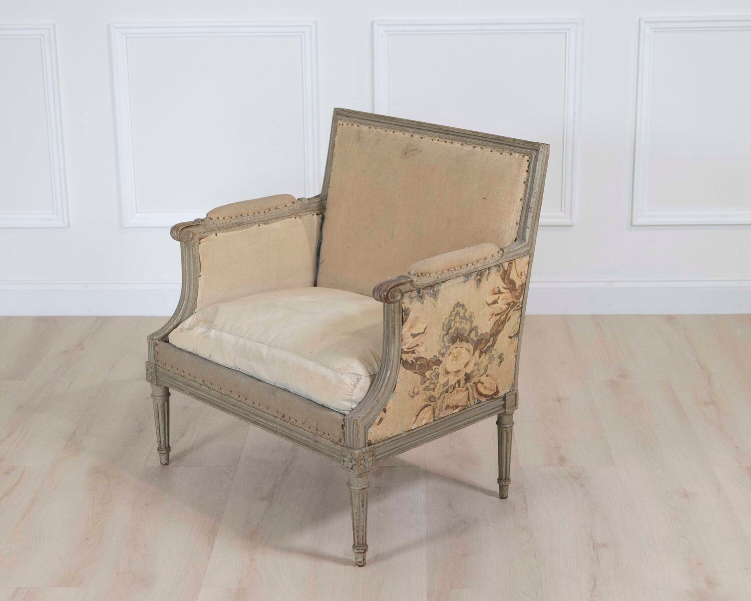 Rare and beautiful Louis XVI style marquise in molded wood, original paint. - JAA