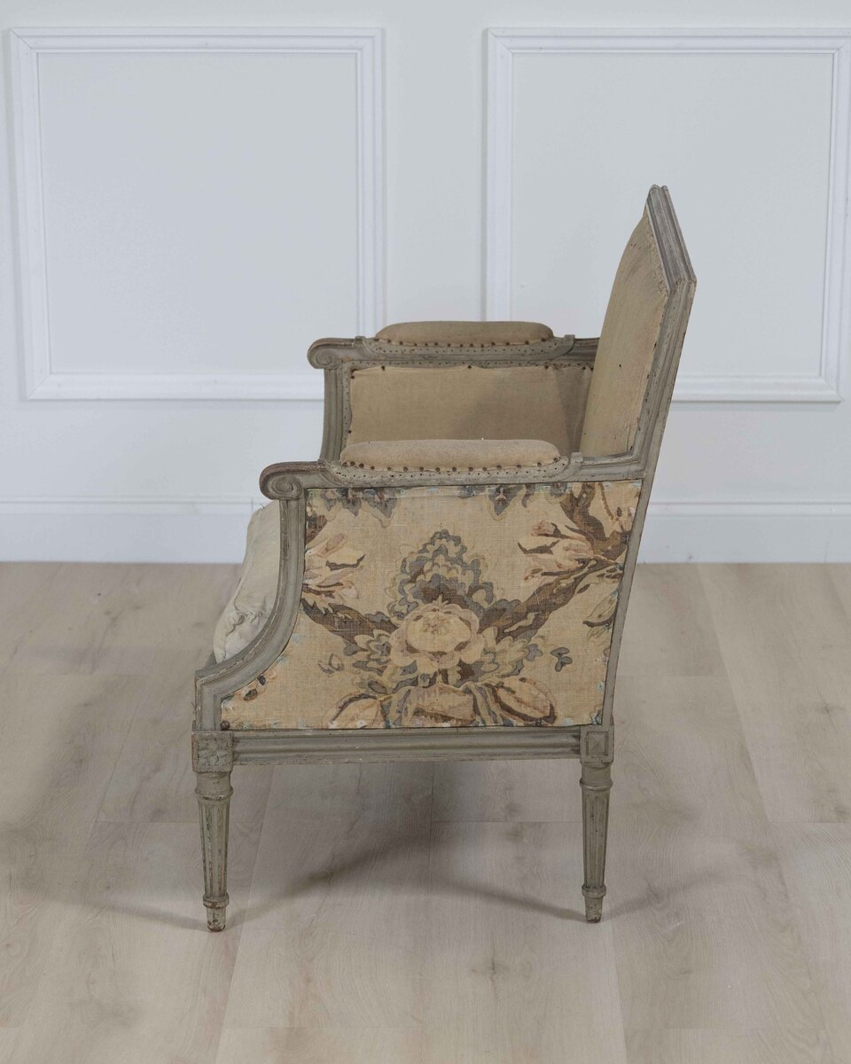 Rare and beautiful Louis XVI style marquise in molded wood, original paint. - JAA