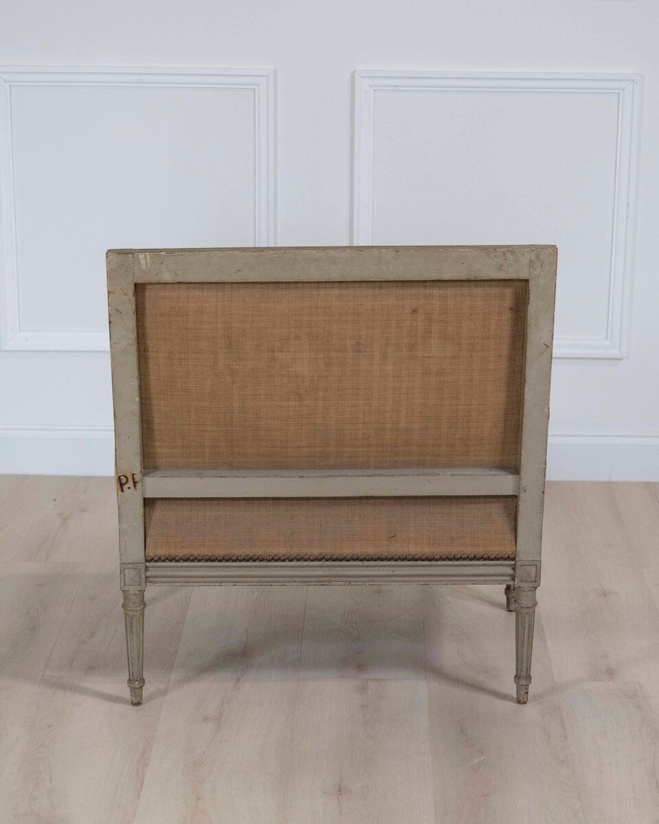 Rare and beautiful Louis XVI style marquise in molded wood, original paint. - JAA