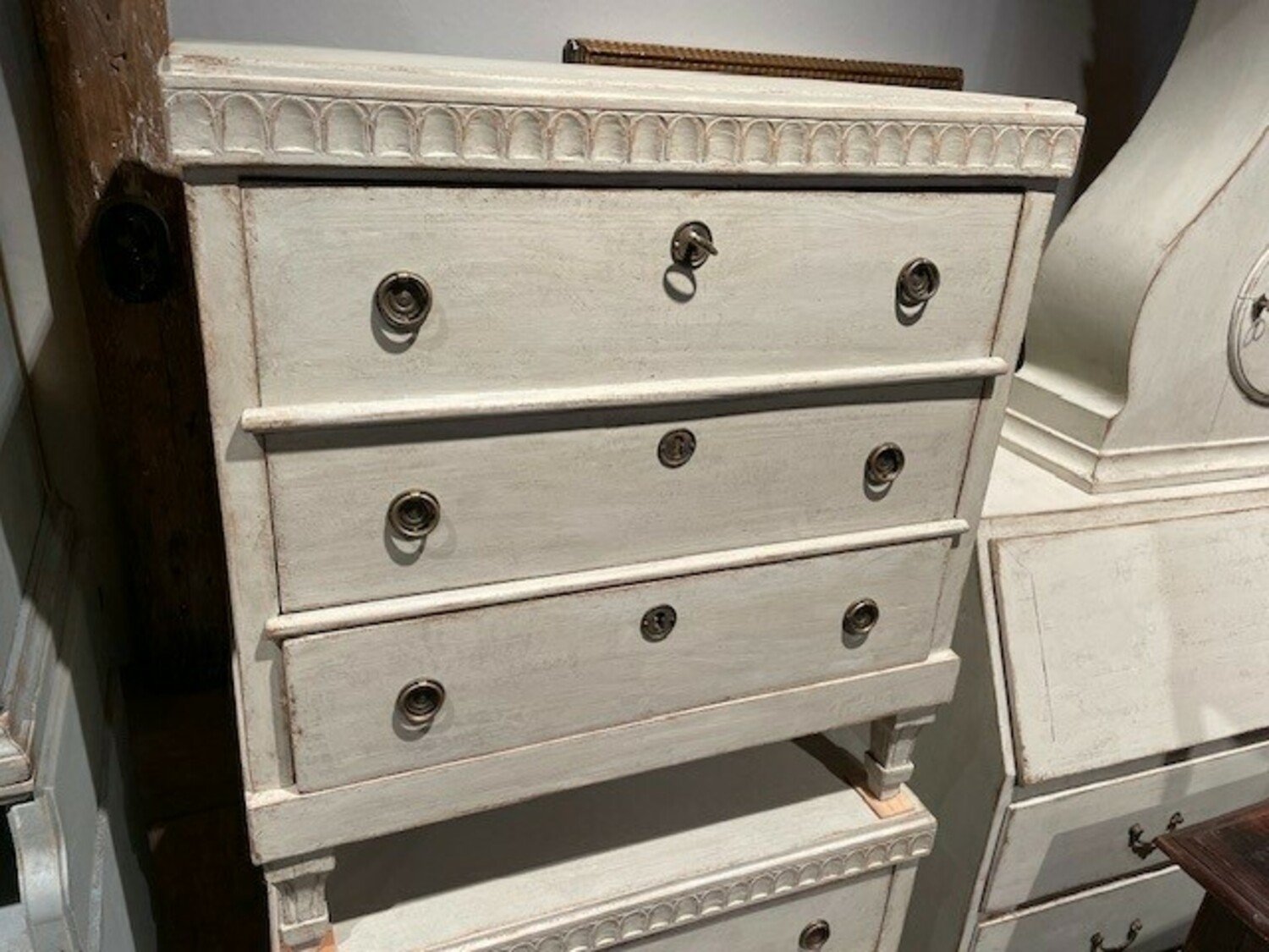 Pair of bedside chest of drawers - JAA