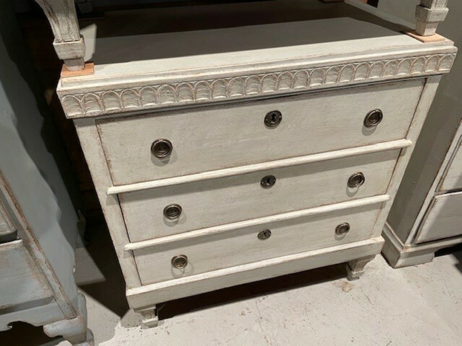 Pair of bedside chest of drawers - JAA