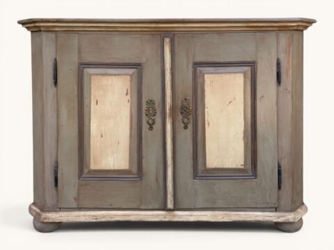 Viennese sideboard, made in fir wood with a warm grey lacquer. Period circa 1790, with a beautiful chased lock.